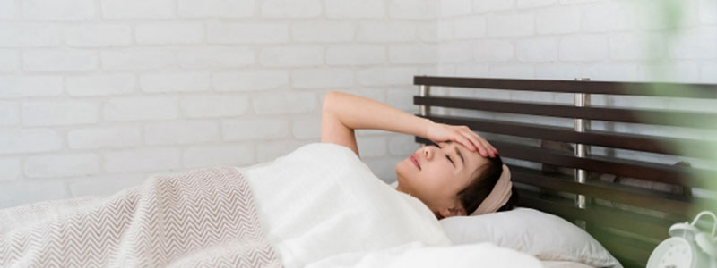 不眠に悩む女性
